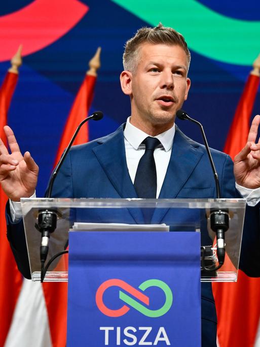 Peter Magyar gestikuliert bei einer Rede in Budapst am Tag nach seinem Wahlssieg über Viktor Orbán.