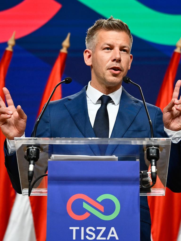 Peter Magyar gestikuliert bei einer Rede in Budapst am Tag nach seinem Wahlssieg über Viktor Orbán.