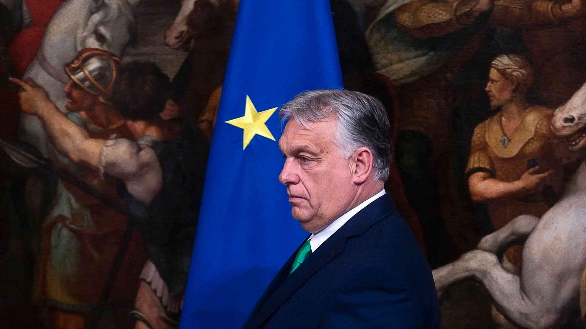 Der ungarische Ministerpräsident Viktor Orban vor der EU-Flagge während einer Pressekonferenz im Chigi-Palast in Rom.