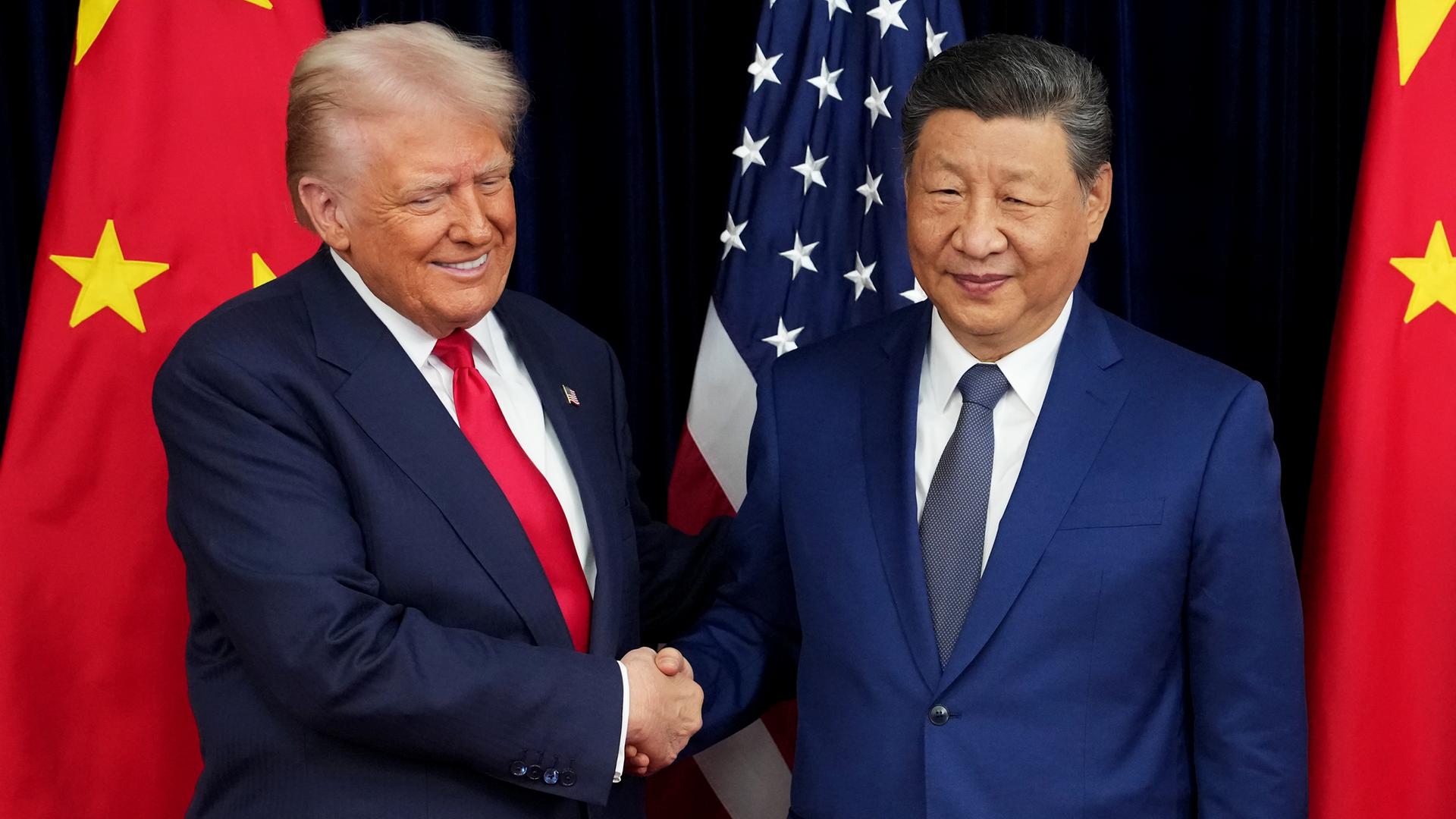 US-Präsident Donald Trump begrüßt den chinesischen Präsidenten Xi Jinping bei einem Treffen auf dem Luftwaffenstützpunkt Gimhae am 30. Oktober 2025 in Busan, Südkorea US-Präsident Donald Trump begrüßt den chinesischen Präsidenten Xi Jinping bei einem Treffen auf dem Luftwaffenstützpunkt Gimhae am 30. Oktober 2025 in Busan, Südkorea