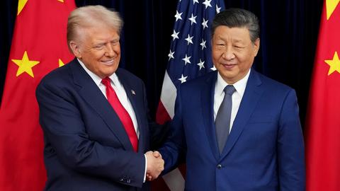 US-Präsident Donald Trump begrüßt den chinesischen Präsidenten Xi Jinping auf dem Luftwaffenstützpunkt Gimhae am 30. Oktober 2025 in Busan, Südkorea