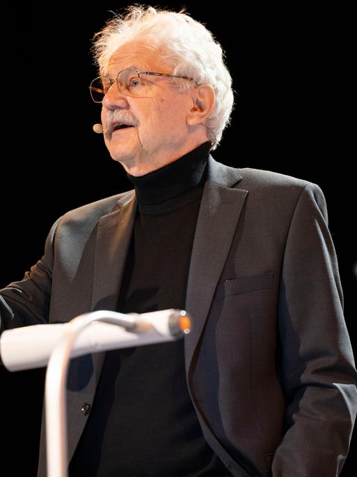 Der Kinderbuchautor Paul Maar spricht während einer Lesung der Lit.Cologne auf der Bühne im Sartory Saal in Köln.