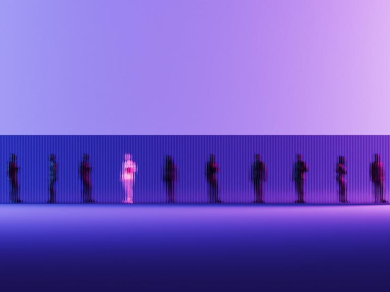 Illustration verschiedener Personen hinter einer Art Mauer. Sie scheinen in dunkler Farbe durch die Mauer. Lediglich eine Person scheint in pink durch. Der Hintergrund ist lila und blau. Illustration verschiedener Personen hinter einer Art Mauer. Sie scheinen in dunkler Farbe durch die Mauer. Lediglich eine Person scheint in pink durch. Der Hintergrund ist lila und blau.