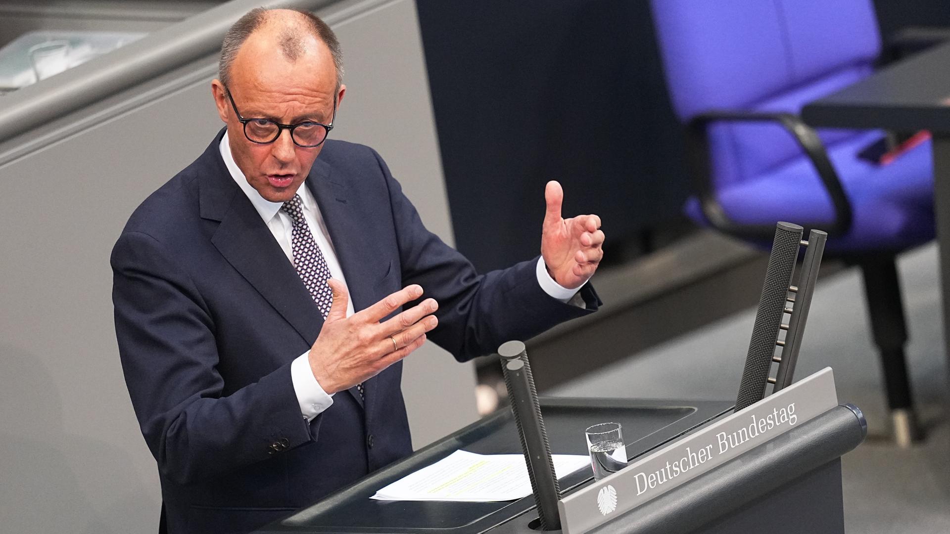 Friedrich Merz, CDU/CSU Fraktionsvorsitzender und CDU Bundesvorsitzender, spricht in der 214. Plenarsitzung der 20. Legislaturperiode im Deutschen Bundestag.