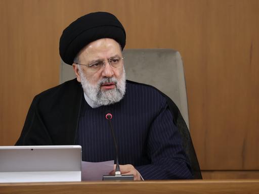 Der iranische Päsident Ebrahim Raisi spricht während einer Kabinettssitzung in Teheran in ein Mikrofon.