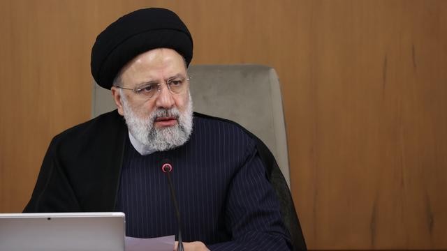 Der iranische Päsident Ebrahim Raisi spricht während einer Kabinettssitzung in Teheran in ein Mikrofon.