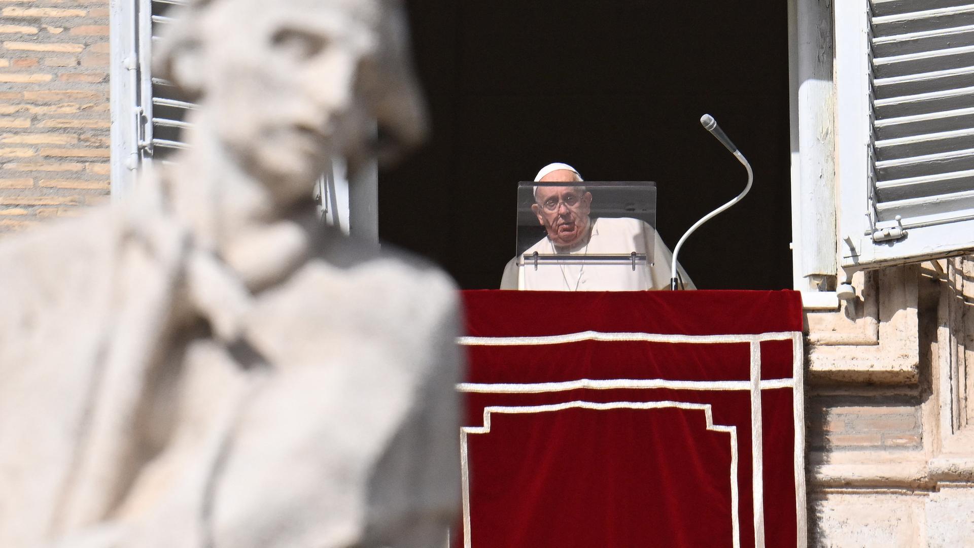 Papst Franziskus spricht im Vatikan.