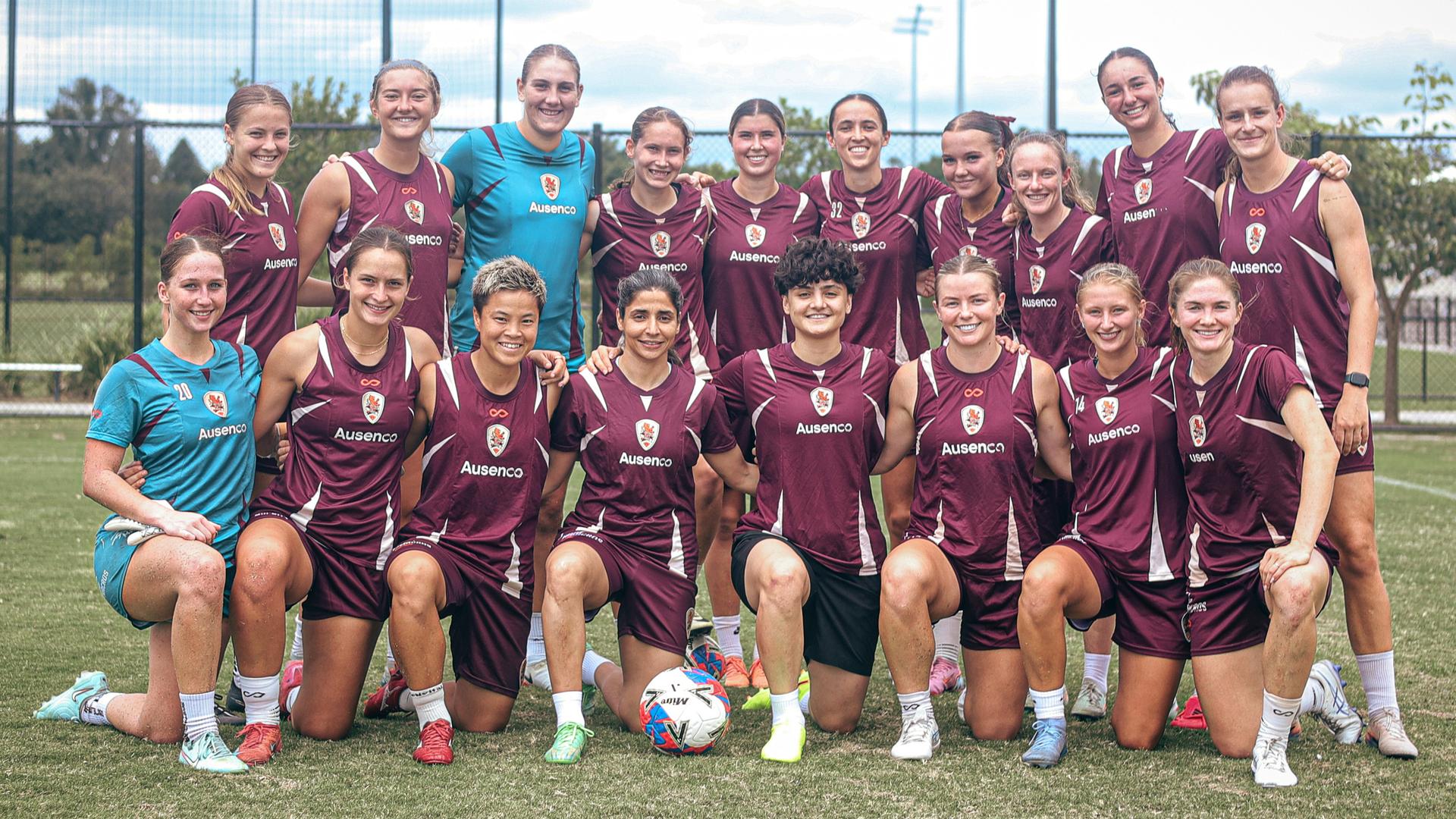 Die iranischen Fußballspielerinnen Fatemeh Pasandideh (vierte von rechts in der vorderen Reihe) und Atefeh Ramezanisadeh (vierte von links in der vorderen Reihe) posieren für ein Foto mit der Frauenmannschaft der Brisbane Roar in der A-League.