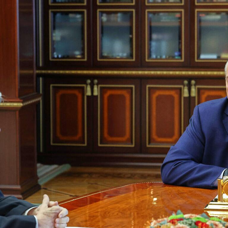 Belarus, Minsk: Auf diesem vom Pressedienst des belarussischen Präsidenten veröffentlichten Foto sprechen der belarussische Präsident Alexander Lukaschenko, und der Gesandte des US-Präsidenten John Coale miteinander, während ihres Treffens in Minsk.