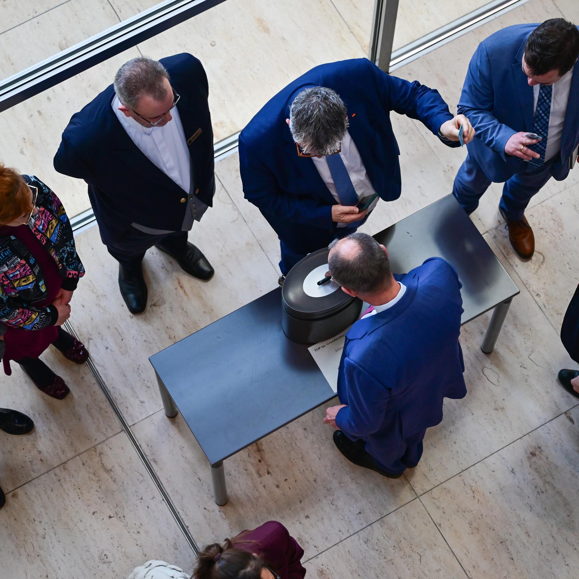 Bundeskanzler Friedrich Merz (CDU)  bei der Abstimmung zur Umgestaltung der Grundsicherung (SGB II) seine Stimme ab. 