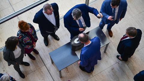 Bundeskanzler Friedrich Merz im Bundestag bei der Abstimmung zur Grundsicherung. 