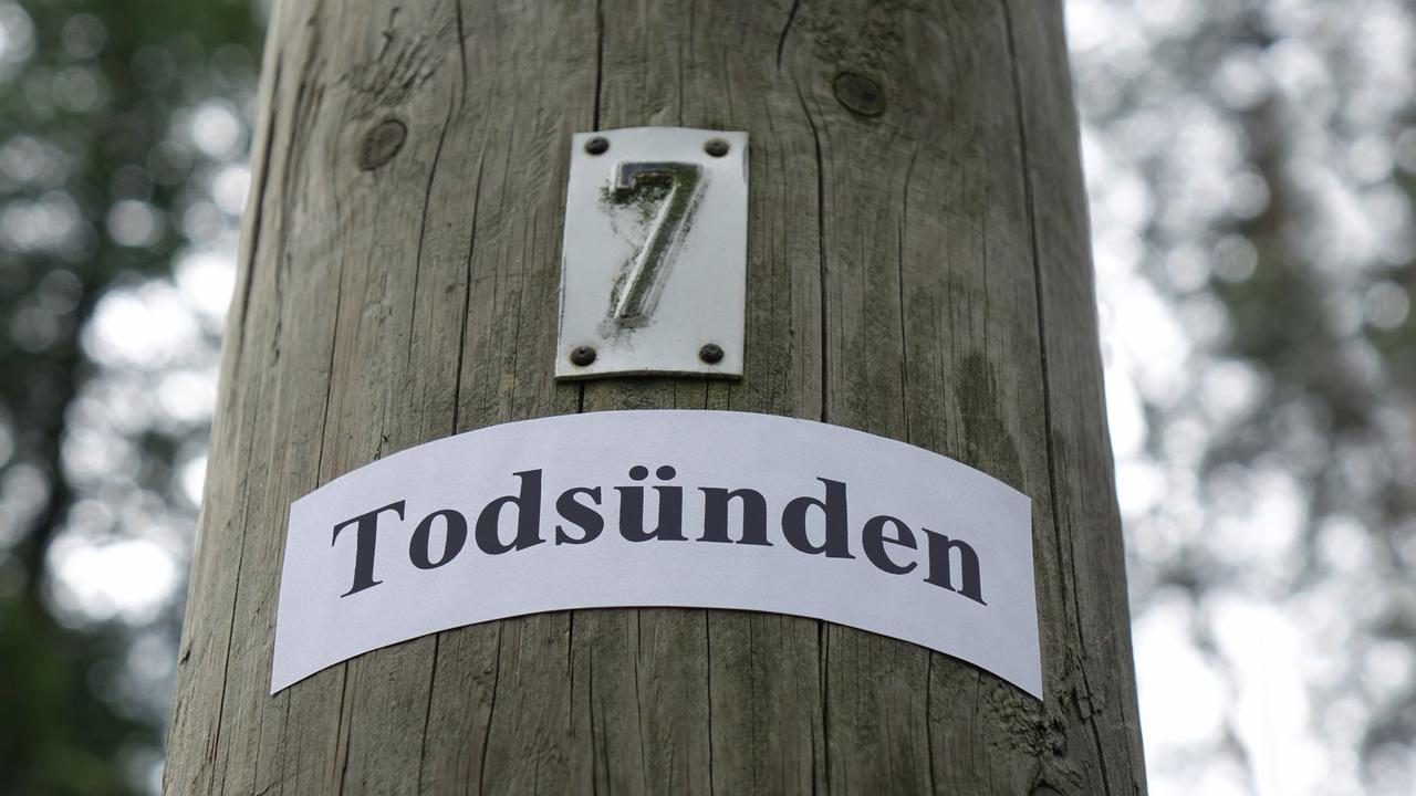 An einem Mast mit der Nummer 7 wurde der Schriftzug Todsünden angebracht.