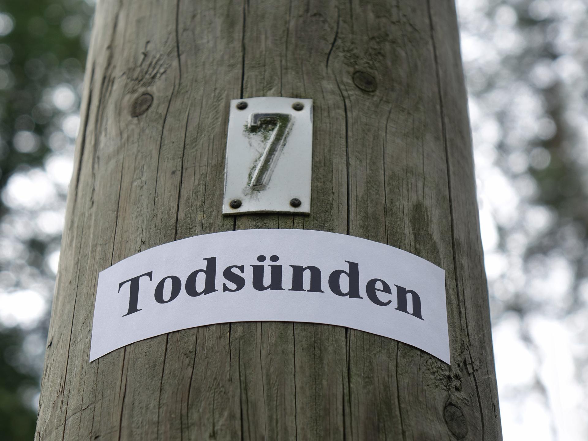 An einem Mast mit der Nummer 7 wurde der Schriftzug Todsünden angebracht.