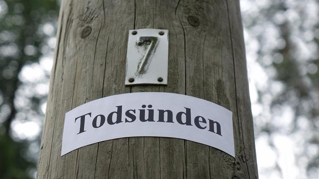 An einem Mast mit der Nummer 7 wurde der Schriftzug Todsünden angebracht.
