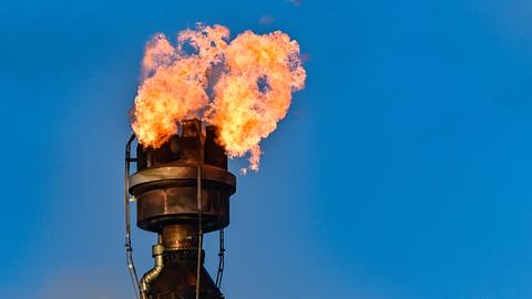 Feuer vor strahlend blauem Himmel: In der PCK-Raffinerie GmbH in Schwedt wird überschüssiges Gas in der Rohölverarbeitungsanlage verbrannt. 
