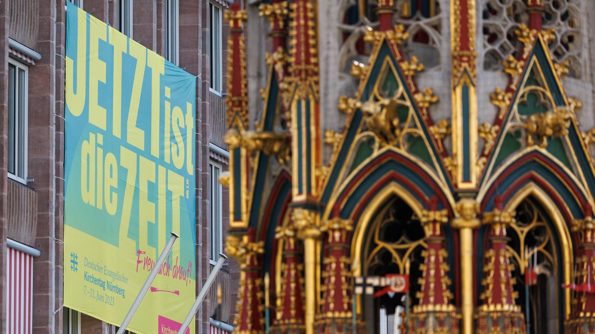 Ein Plakat zum Evangelischen Kirchentag mit dem Slogan «Jetzt ist die Zeit» hängt an der Außenfassade des Rathauses in Nürnberg. Ein Plakat zum Evangelischen Kirchentag mit dem Slogan «Jetzt ist die Zeit» hängt an der Außenfassade des Rathauses in Nürnberg.