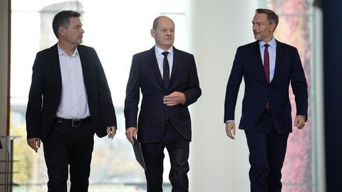Finanzminister Christian Lindner (r, FDP), Bundeskanzler Olaf Scholz (M, SPD) und Wirtschaftsminister Robert Habeck (l, Bündnis 90/Die Grünen) geben ein Pressestatement.