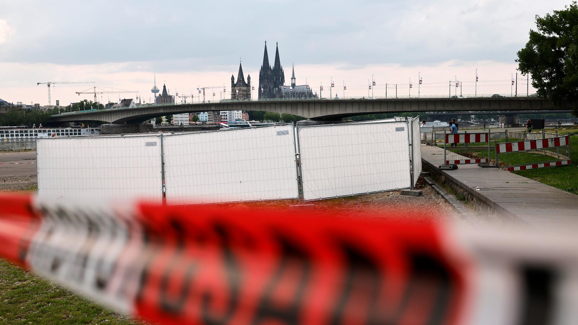 Für die Entschärfung der drei Weltkriegsbomben, die mit Sichtschutzwänden und Zäunen abgesperrt wurden