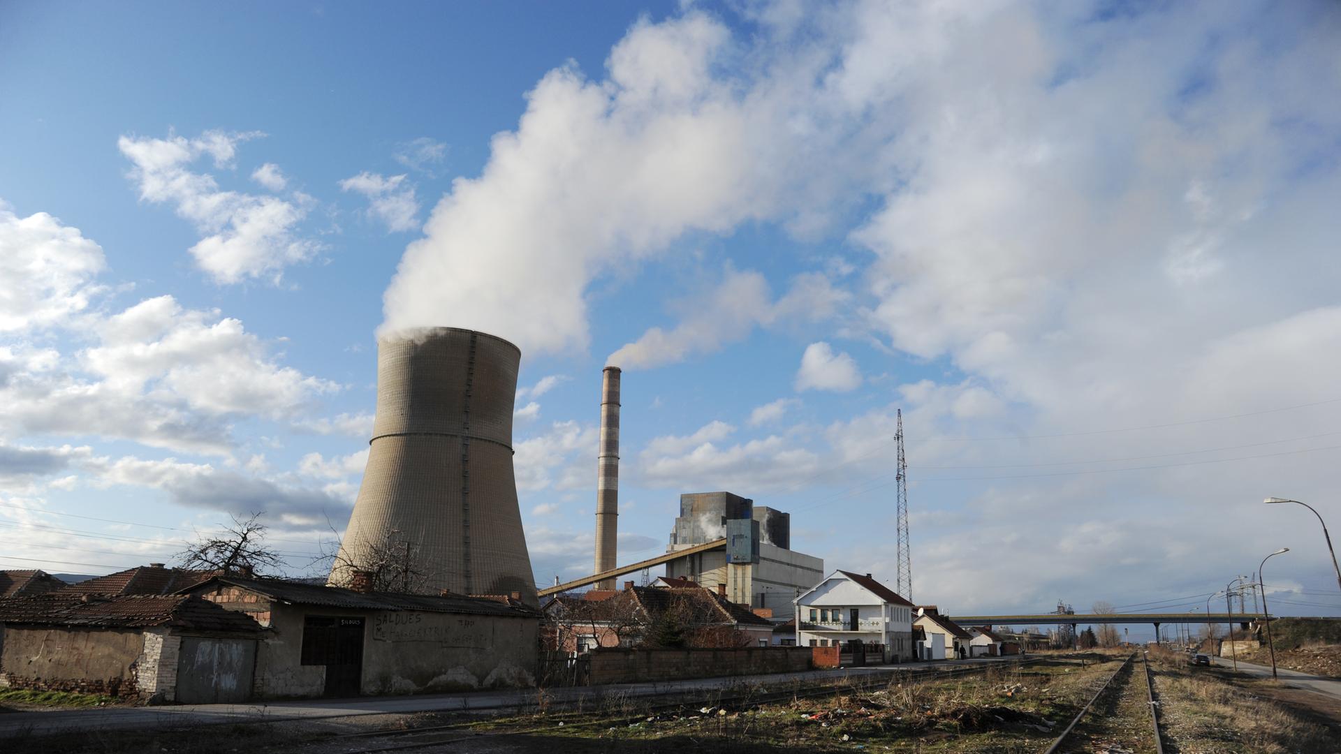 Das Braunkohlekraftwerk Kosova B in Obiliq (auch Kastriot, serbisch Obilic) bei Pristina im Kosovo übernimmt zusammen mit dem benachbarten Kohlekraftwerk A die Energieversorgung des ganzen Landes Das Braunkohlekraftwerk Kosova B in Obiliq (auch Kastriot, serbisch Obilic) bei Pristina im Kosovo übernimmt zusammen mit dem benachbarten Kohlekraftwerk A die Energieversorgung des ganzen Landes