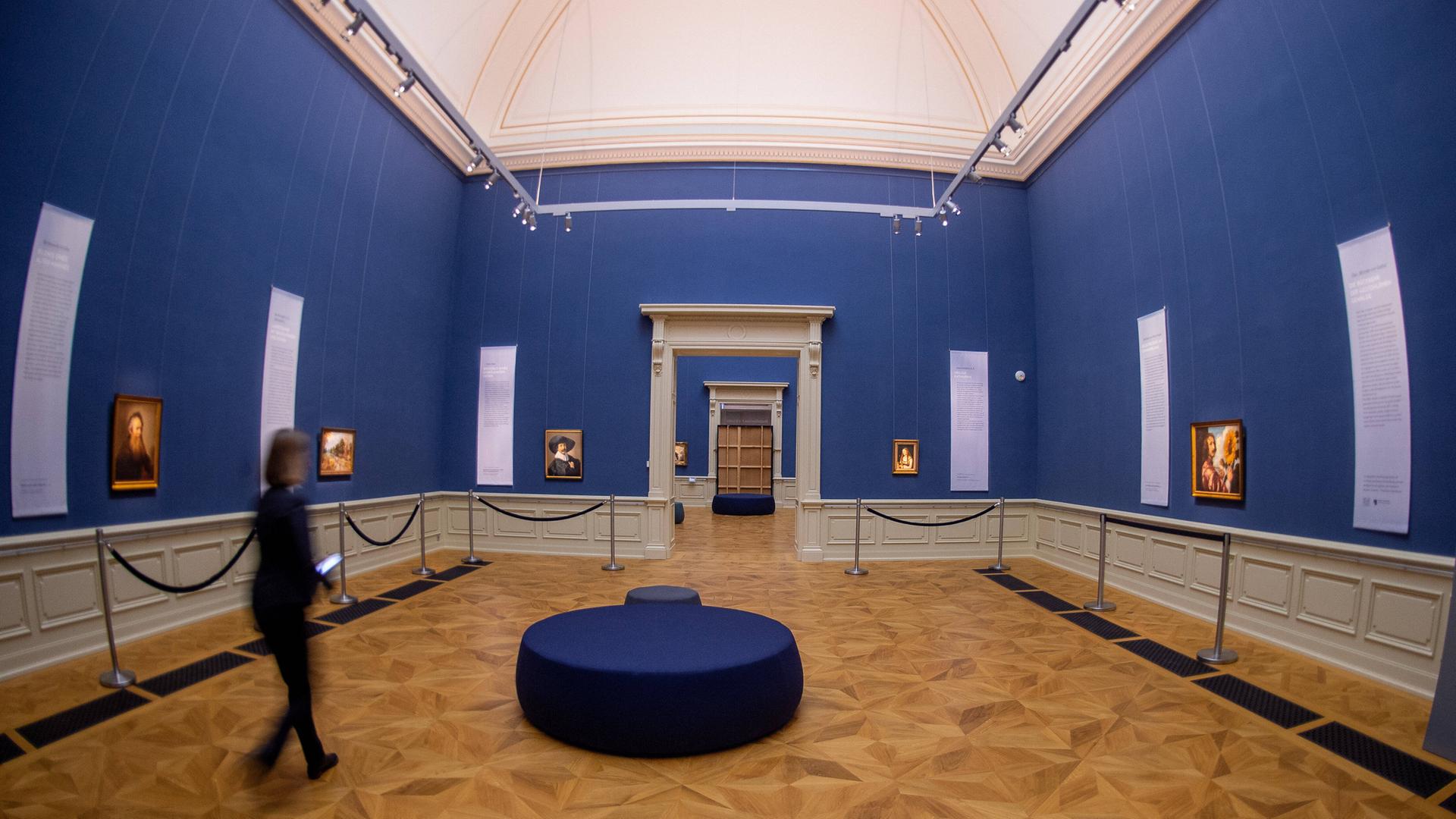 Eine Mitarbeiterin betrachtet die Bilder eine Ausstellung im Herzöglichen Museum Gotha. Eine Mitarbeiterin betrachtet die Bilder eine Ausstellung im Herzöglichen Museum Gotha.