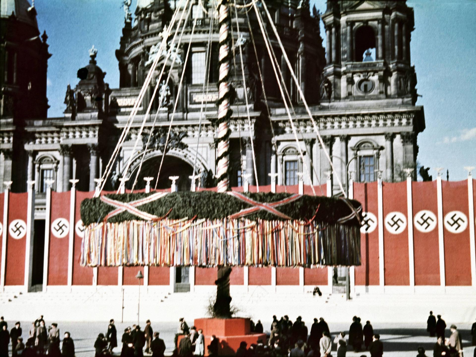 Der Mai-Feiertag wurde von den Nazis ideologisch missbraucht und pompös gefeiert – wie hier am 1. Mai 1937 in Berlin.