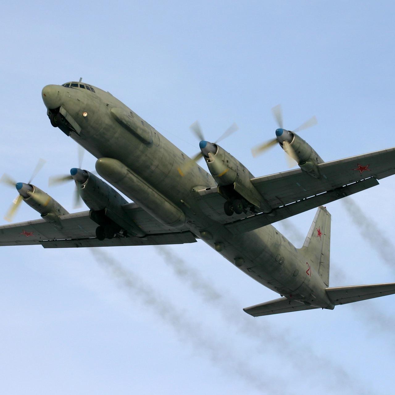 Ein russisches Aufklärungsflugzeug vom Typ Il-20 fliegt in der Luft. 
