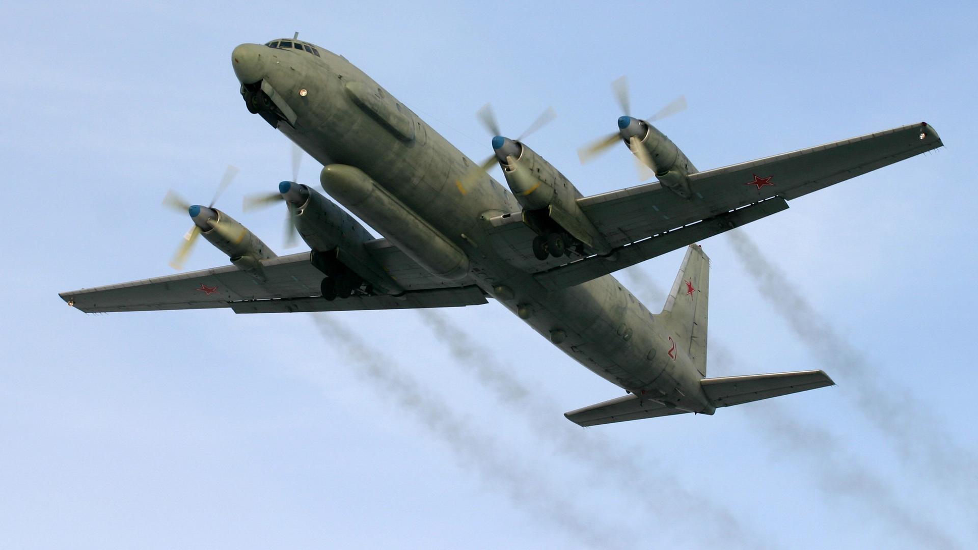 Ein russisches Aufklärungsflugzeug vom Typ Il-20 fliegt in der Luft. Ein russisches Aufklärungsflugzeug vom Typ Il-20 fliegt in der Luft.