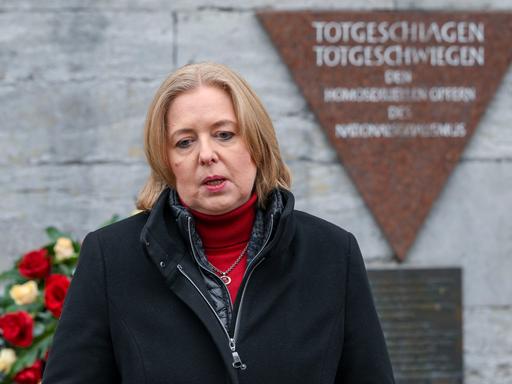 Berlin: Bundestagspräsidentin Bärbel Bas (SPD) legt einen Kranz an der Gedenktafel "Rosa Winkel" am Nollendorfplatz für die im Nationalsozialismus verfolgten Homosexuellen nieder. 