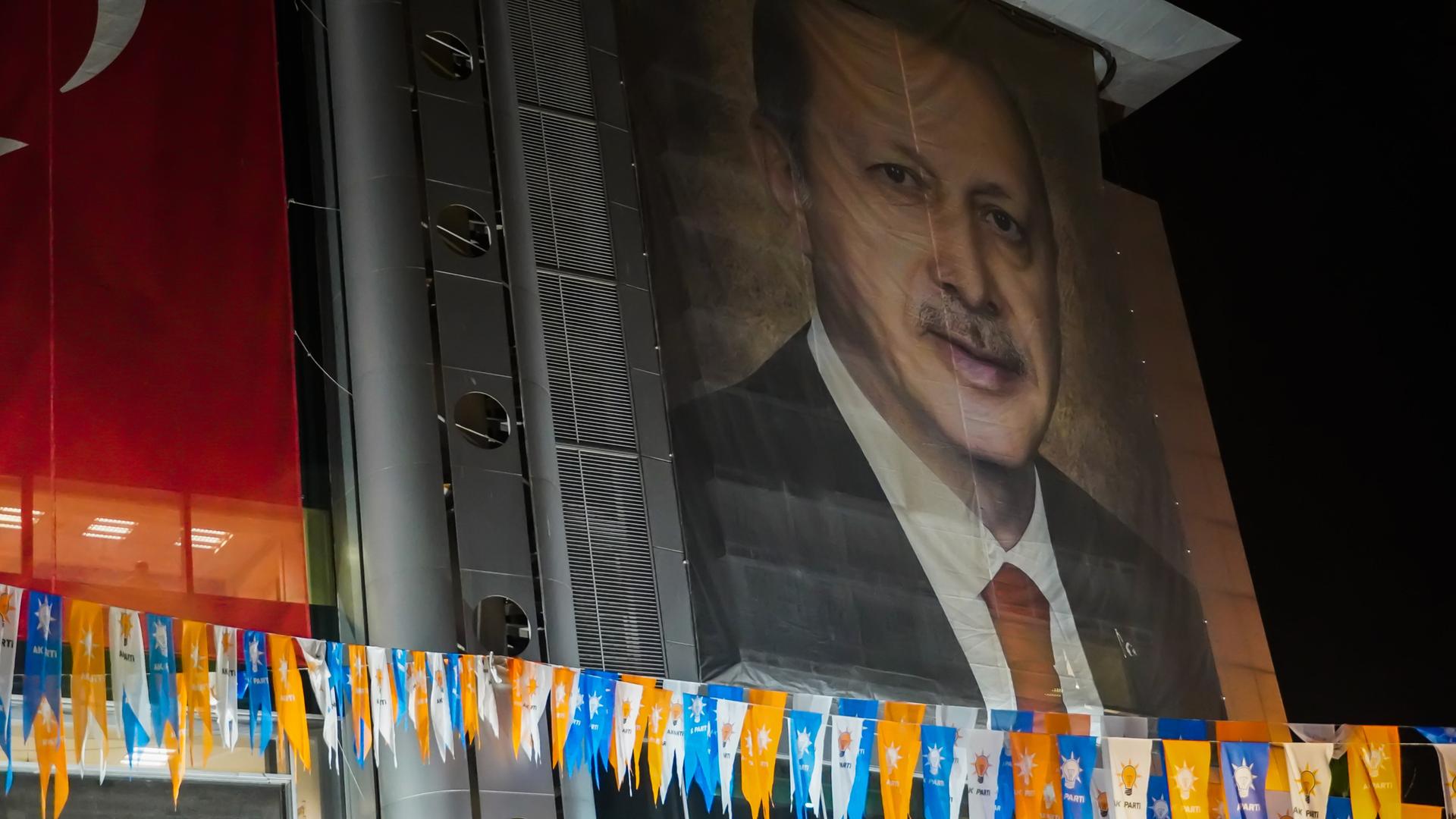 AKP-Anhänger verfolgen die Ergebnisse der Türkei-Wahl. 