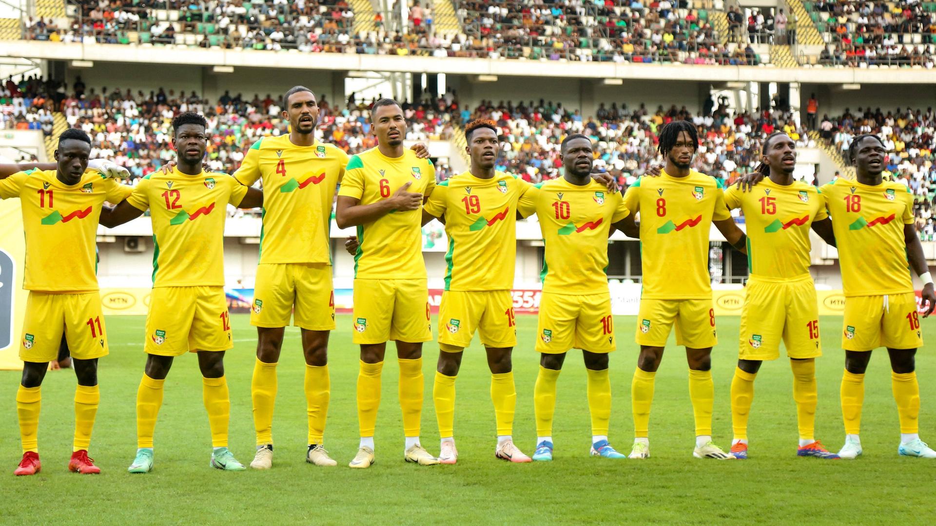 Die nigerianische Nationalmannschaft vor dem Africa-Cup-of-Nations-Qualifikationsspiel gegen Benin im September 2024. Die Spieler stehen während der Hymne nebeneinander. Die nigerianische Nationalmannschaft vor dem Africa-Cup-of-Nations-Qualifikationsspiel gegen Benin im September 2024. Die Spieler stehen während der Hymne nebeneinander.