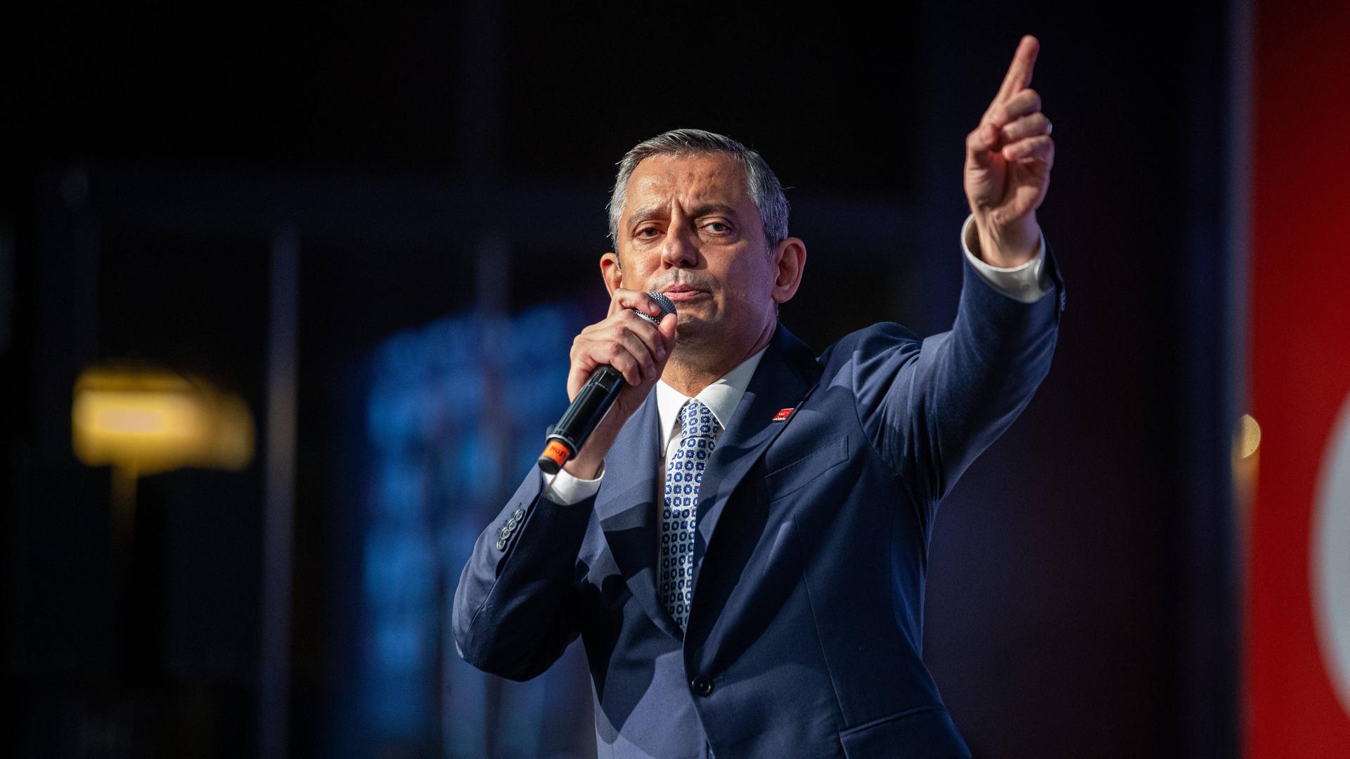 Der CHP-Politiker Özgür Özel hält ein Mikrofon in der Hand und zeigt mit dem Zeigefinger der linken Hand in die Luft. Der CHP-Politiker Özgür Özel hält ein Mikrofon in der Hand und zeigt mit dem Zeigefinger der linken Hand in die Luft.