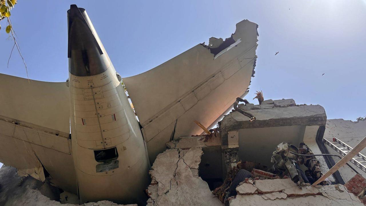 Das Flugzeug der Fluggesellschaft Air India AI171 krachte in ein Wohngebiet in Ahmedabad, Indien. Das Flugzeug der Fluggesellschaft Air India AI171 krachte in ein Wohngebiet in Ahmedabad, Indien.