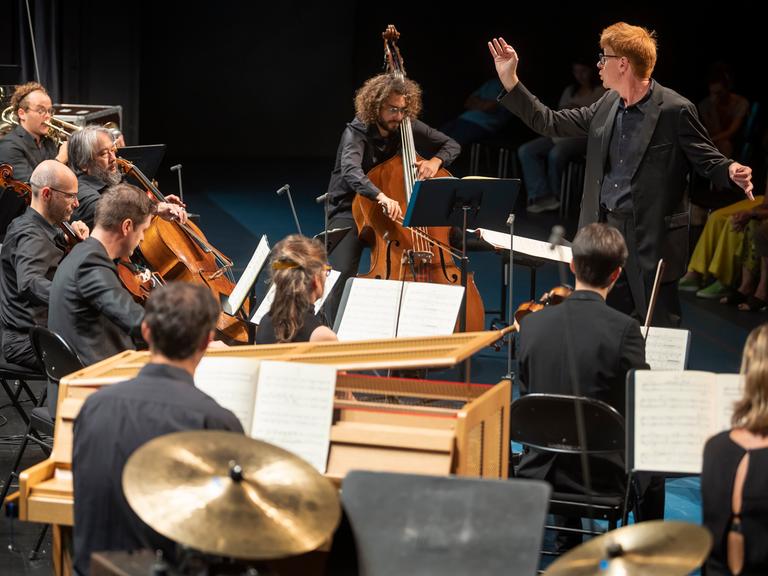 Ein Blick auf die Bühne mit dem Ensemble Intercontemporaine und Enne Poppe als Dirigent