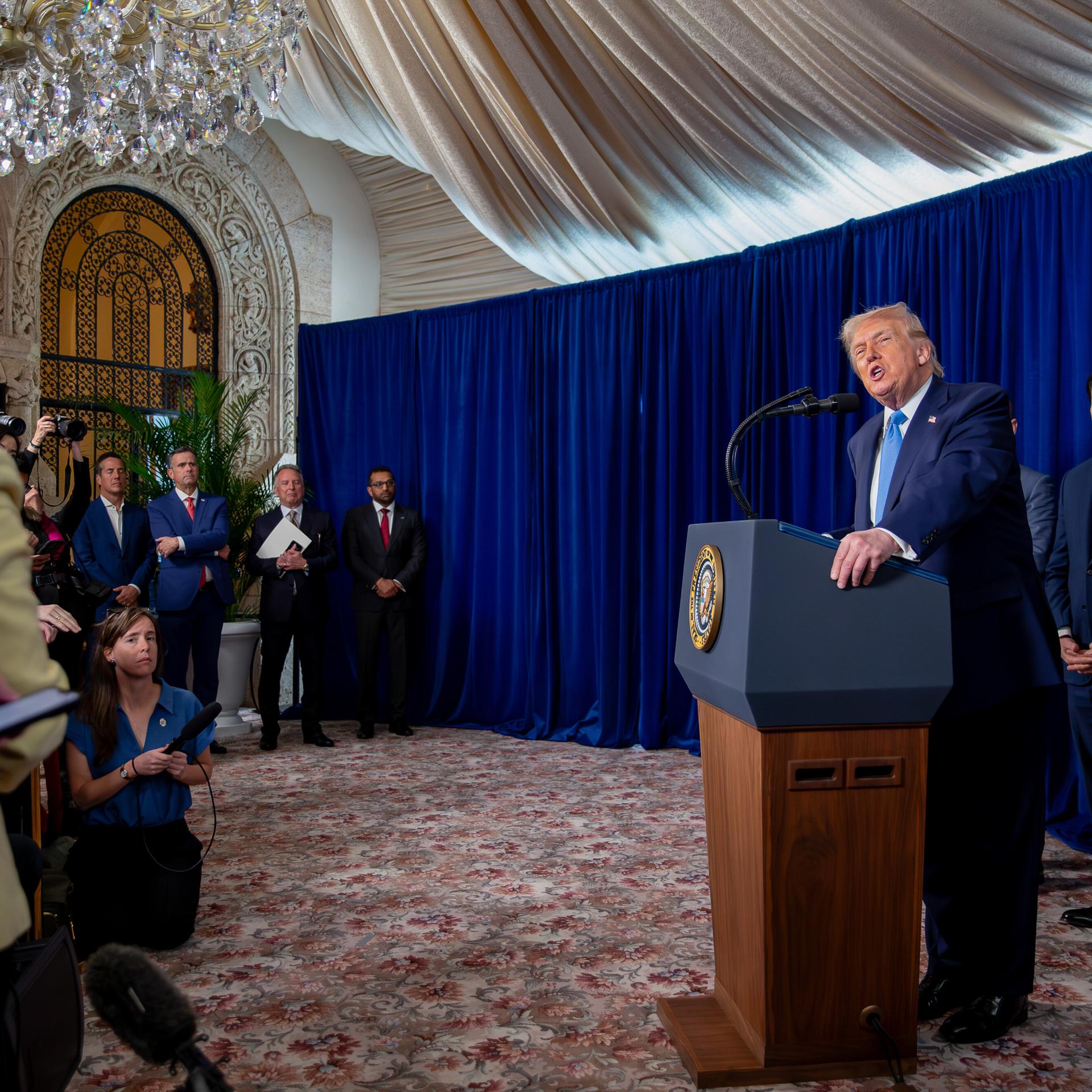 US-Präsident Donald Trump spricht vor Journalisten bei einer Pressekonferenz in seinem Club Mar-a-Lago in Palm Beach, Florida.