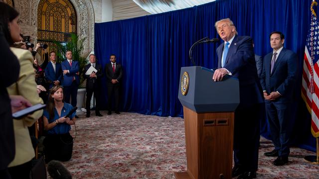 US-Präsident Donald Trump spricht vor Journalisten bei einer Pressekonferenz in seinem Club Mar-a-Lago in Palm Beach, Florida.