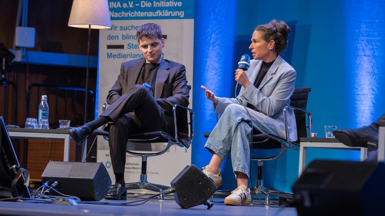 Das Foto zeigt die Podcasterin Dagmar Rosenfeld (rechts) und den Newsfluencer Fabian Grischkat.