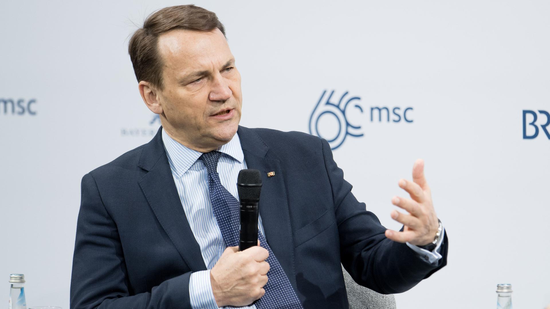 München: Radoslaw Sikorski, polnischer Außenminister, spricht auf der 60. Münchner Sicherheitskonferenz (MSC) im Hotel Bayerischer Hof.