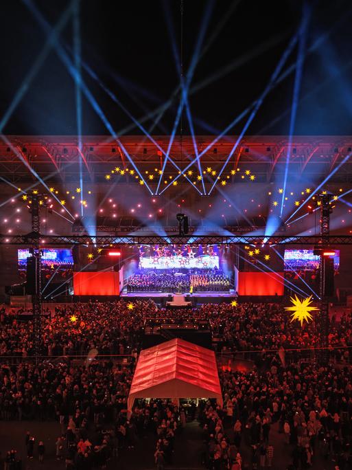 Mitglieder des Dresdner Kreuzchors, der Dresdner Kapellknaben, der Musicalwerkstatt Oh-Töne und dem MDR-Kinderchor singen beim Adventskonzert im Rudolf-Harbig-Stadion.