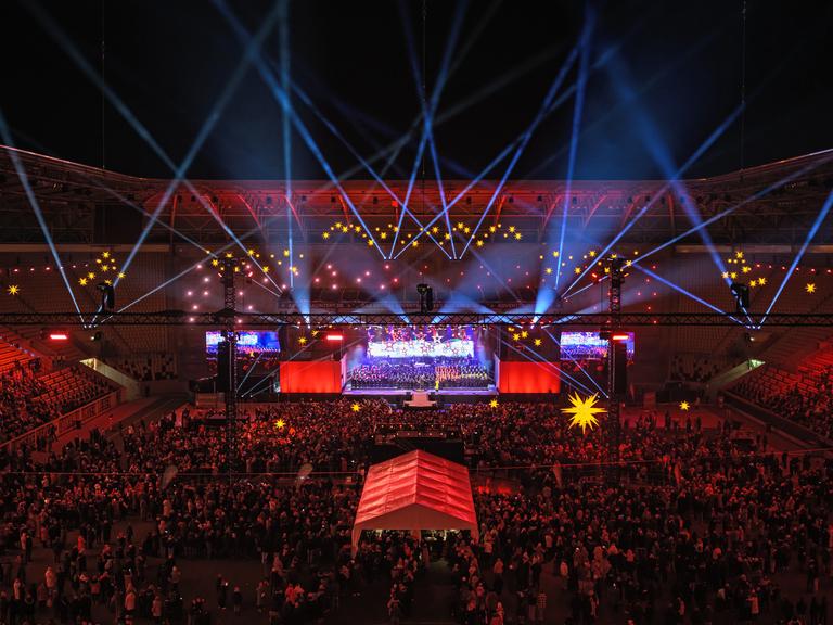 Mitglieder des Dresdner Kreuzchors, der Dresdner Kapellknaben, der Musicalwerkstatt Oh-Töne und dem MDR-Kinderchor singen beim Adventskonzert im Rudolf-Harbig-Stadion.