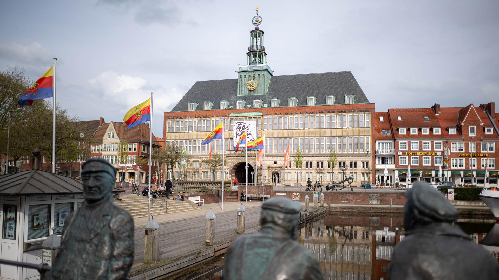 Das Rathaus der ostfriesischen Stadt Emden, im Vordergrund sind die sogenannten Delftspucker. 