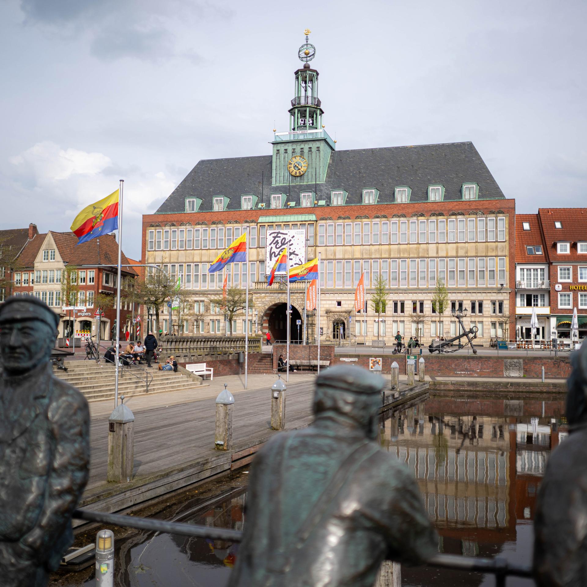 Das Rathaus der ostfriesischen Stadt Emden, im Vordergrund sind die sogenannten Delftspucker. 