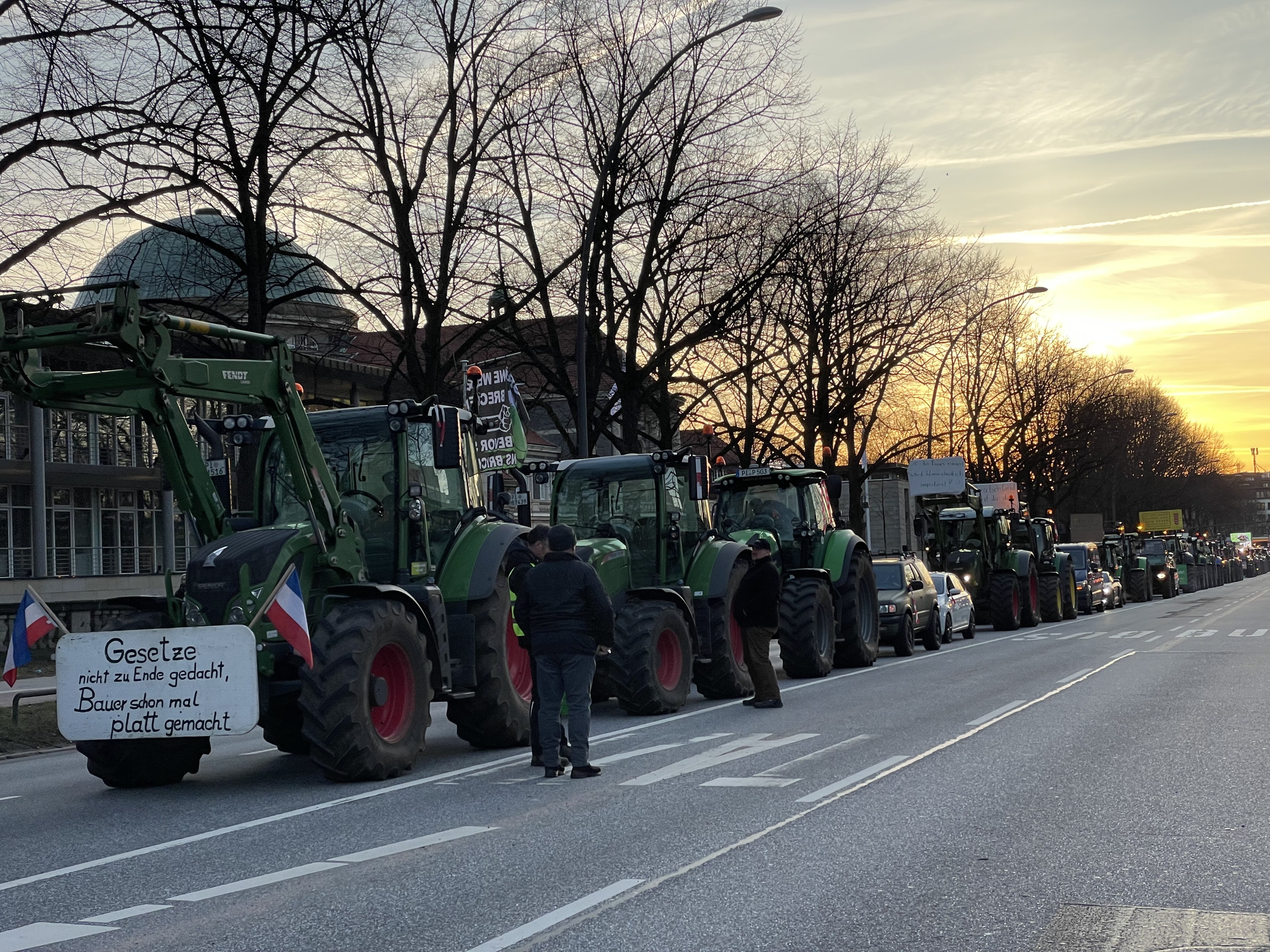 Bauernproteste in Hamburg - Verkehr am größten deutschen Hafen gestört