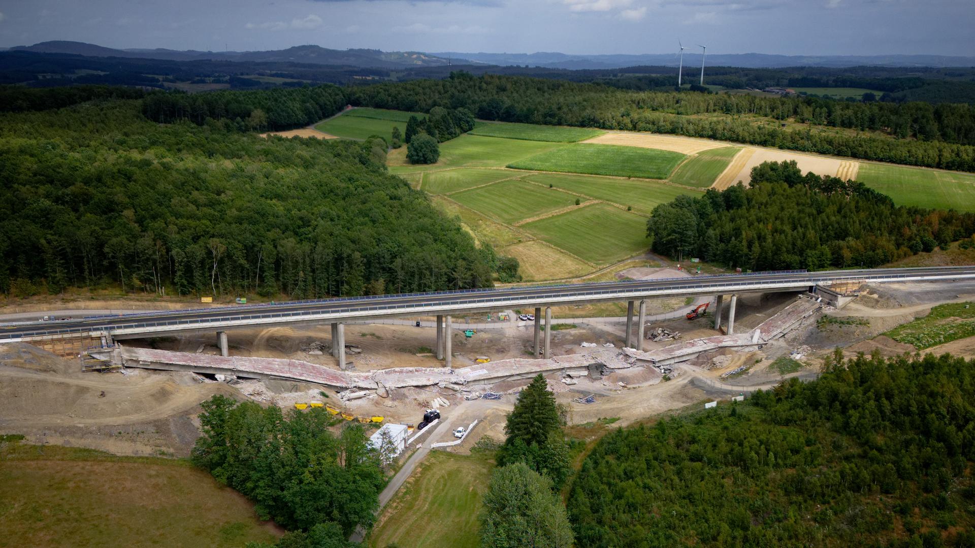 Die Trümmer von dem ersten Teilbauwerk der Talbrücke Ottfingen auf der Autobahn 45 liegen auf dem Boden des Tals (Aufnahme mit einer Drohne). Die Trümmer von dem ersten Teilbauwerk der Talbrücke Ottfingen auf der Autobahn 45 liegen auf dem Boden des Tals (Aufnahme mit einer Drohne).