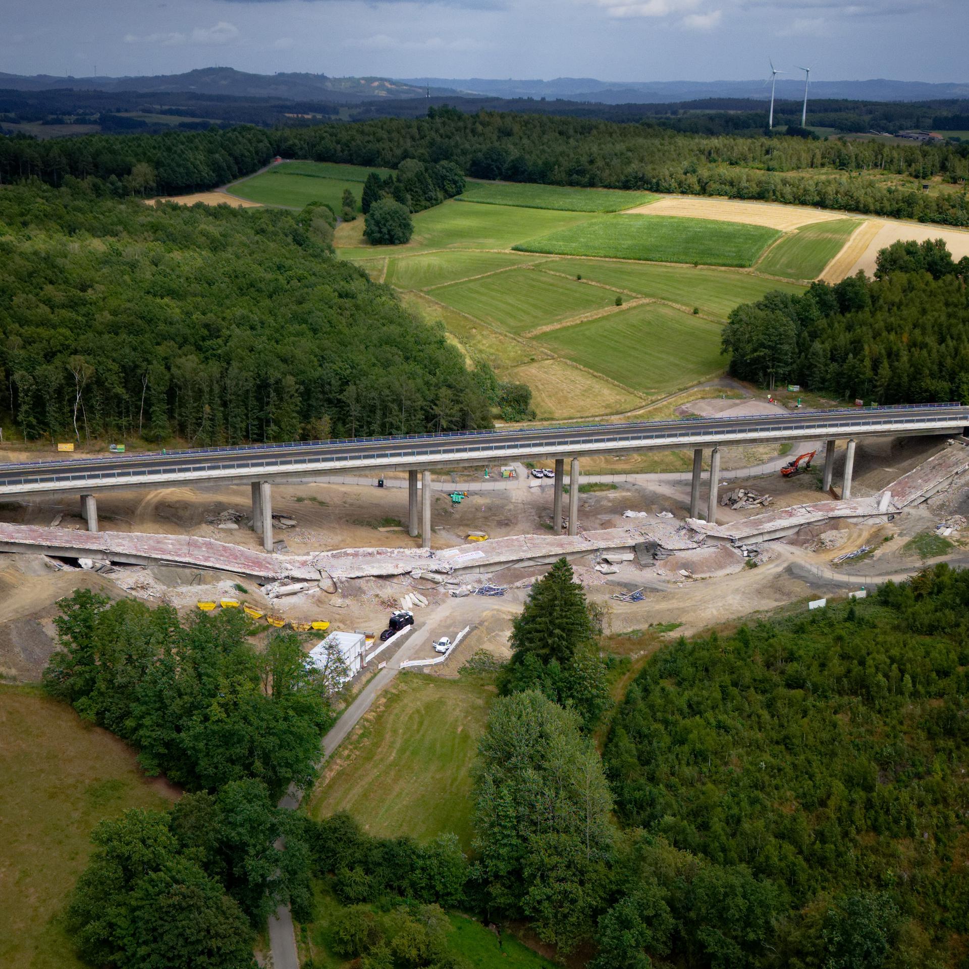 Die Trümmer von dem ersten Teilbauwerk der Talbrücke Ottfingen auf der Autobahn 45 liegen auf dem Boden des Tals (Aufnahme mit einer Drohne).