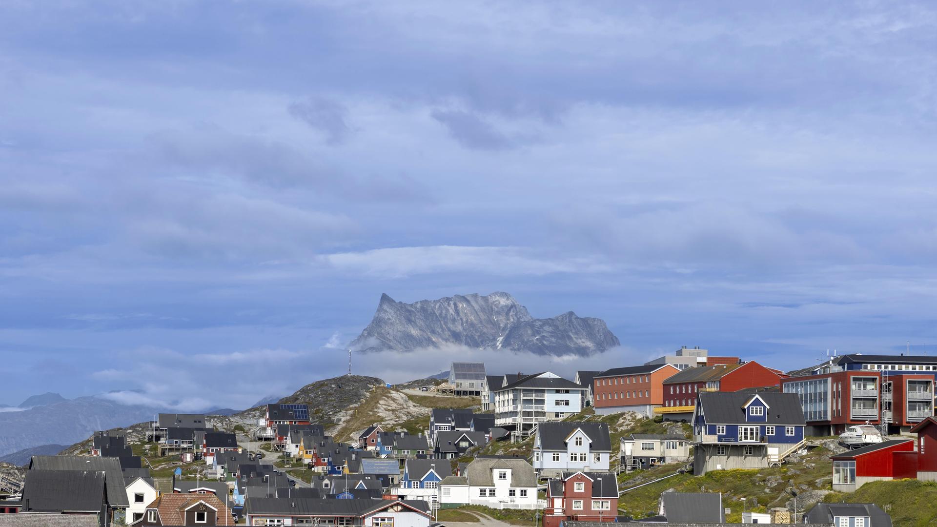 Panoramablick auf die grönländische Hauptstadt Nuuk mit bunten Häusern in der Nähe von Fjorden und Eisbergen Panoramablick auf die grönländische Hauptstadt Nuuk mit bunten Häusern in der Nähe von Fjorden und Eisbergen