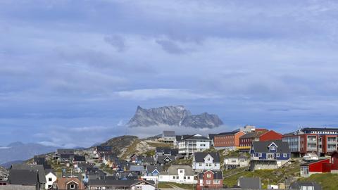 Panoramablick auf die grönländische Hauptstadt Nuuk mit bunten Häusern in der Nähe von Fjorden und Eisbergen