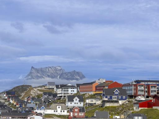 Panoramablick auf die grönländische Hauptstadt Nuuk mit bunten Häusern in der Nähe von Fjorden und Eisbergen