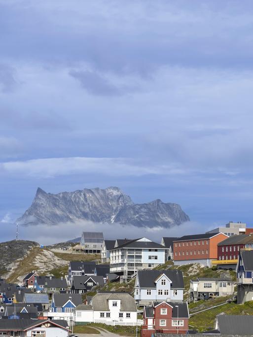 Panoramablick auf die grönländische Hauptstadt Nuuk mit bunten Häusern in der Nähe von Fjorden und Eisbergen