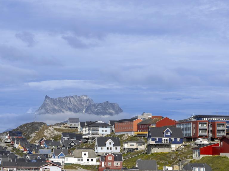 Panoramablick auf die grönländische Hauptstadt Nuuk mit bunten Häusern in der Nähe von Fjorden und Eisbergen