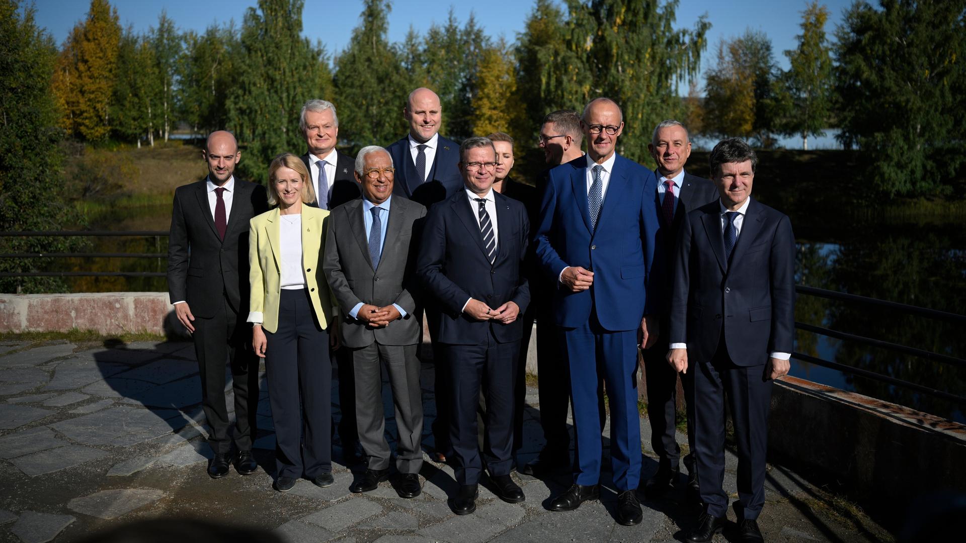 Barrot, Kallas, Nauseda, Costa, Kulbergs, Orpo, Frederiksen, Michal, Merz, Síkela und Dan posieren gemeinsam für ein Foto. Barrot, Kallas, Nauseda, Costa, Kulbergs, Orpo, Frederiksen, Michal, Merz, Síkela und Dan posieren gemeinsam für ein Foto.